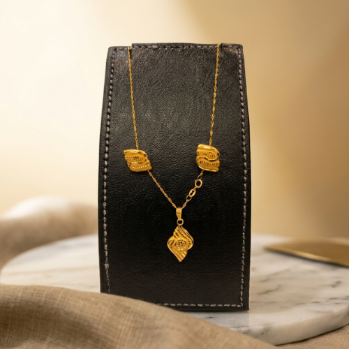 Ensemble de bijoux en or 18 carats. 