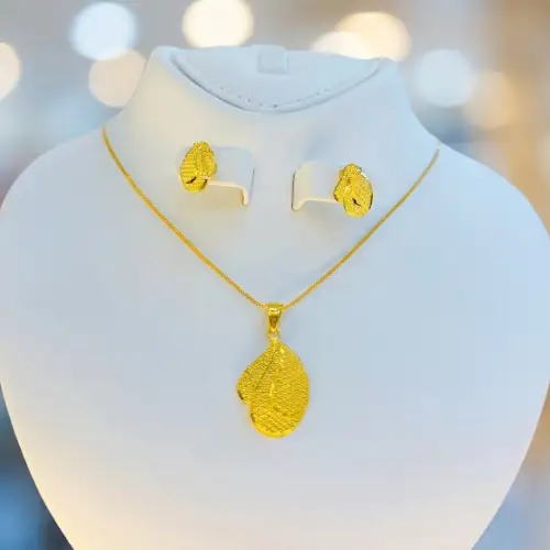 Collier en Or + Boucle d’oreille 4.1g 18K