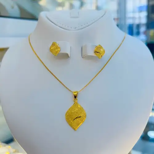 Collier en Or + Boucle d’oreille 4g 18K